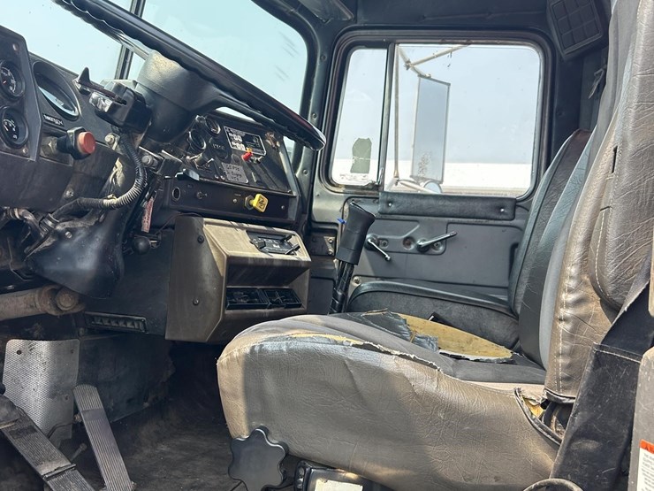 1991-mack-rb688s-image-12