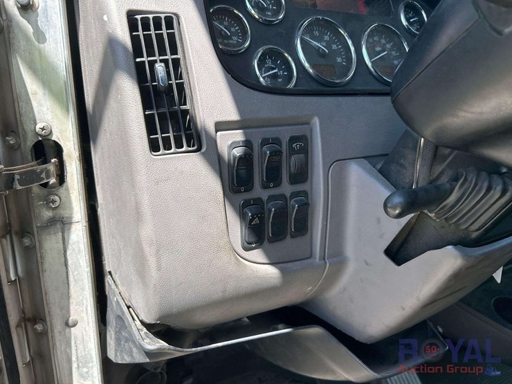 2014-peterbilt-337-image-24