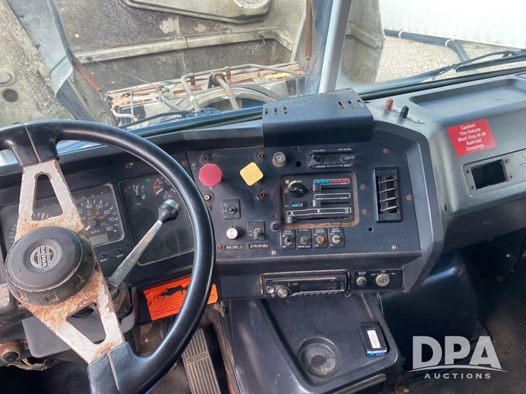 1996-volvo-wg64t-image-12