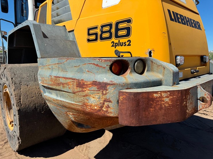 2011-liebherr-l586-image-40