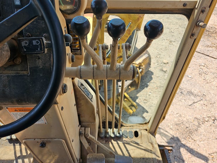 2002-caterpillar-12h-image-58