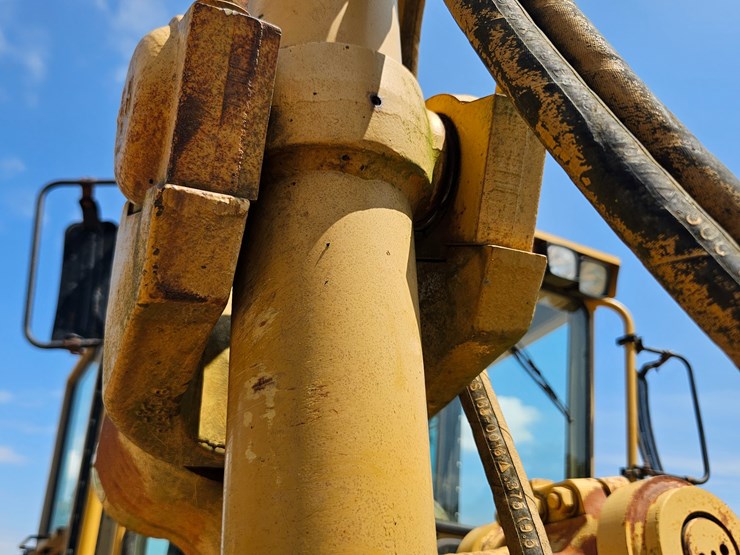 2002-caterpillar-12h-image-94
