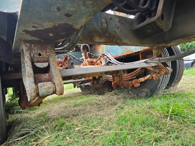 2013-doyle-dry-fertilizer-tender-trailer---kubota-diesel,-3-stainless-compartments,-side-discharge-image-36