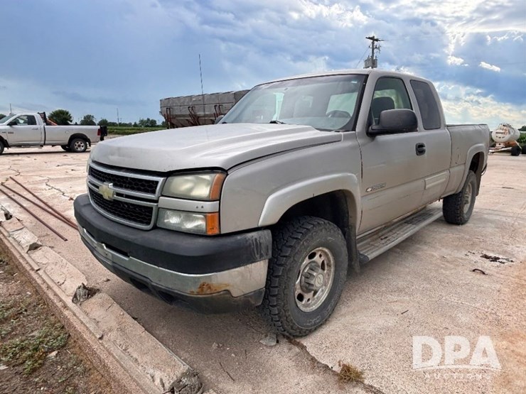 2006-chevrolet-2500hd-image-16