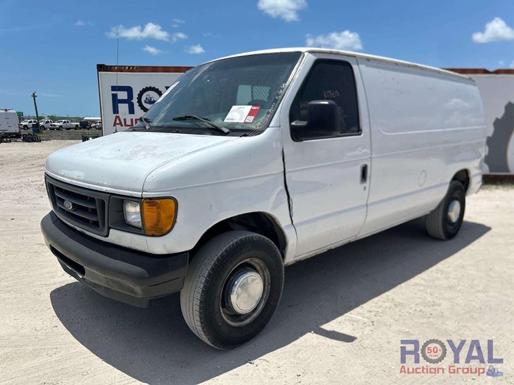 2004-ford-cargo-image-1