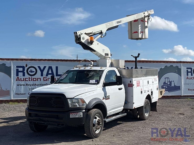 2013-ram-4500-versalift-bucket-truck-image-1