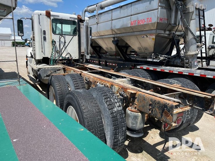 2005-freightliner-truck-(jn2399,-unit-277052)-image-10