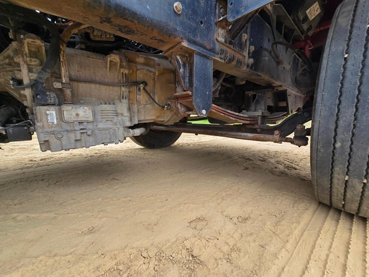 2015-ottawa-yard-spotter-truck---cummins-diesel,-allison-6-speed,-hydraulic-air-fifth-wheel-image-18