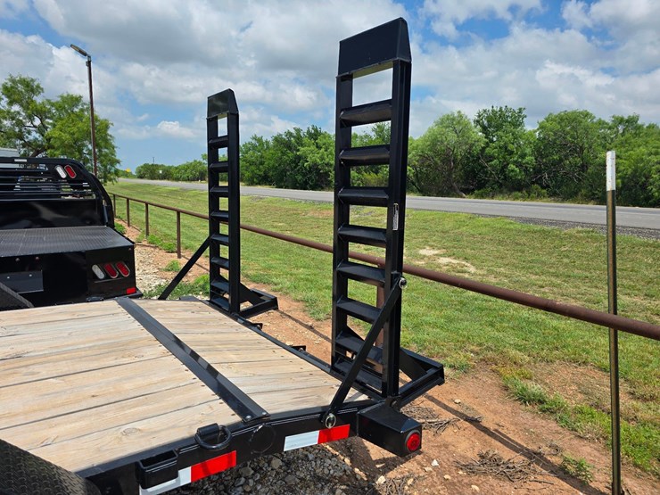 new-2022-load-trail-ch-83in-x-18ft-equipment-trailer-image-9