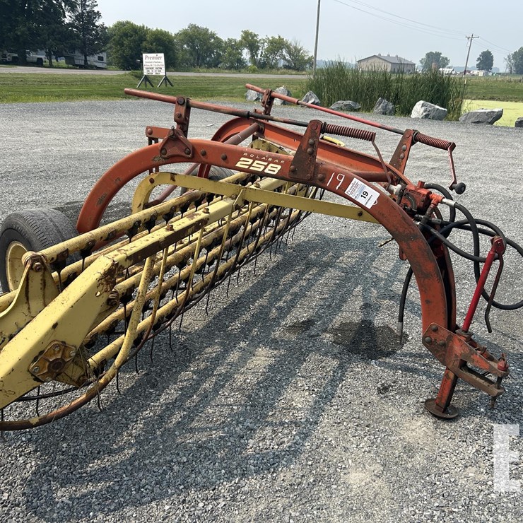 NEW HOLLAND 258