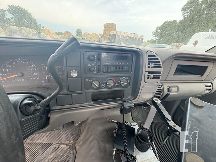 2000-chevrolet-3500-image-18