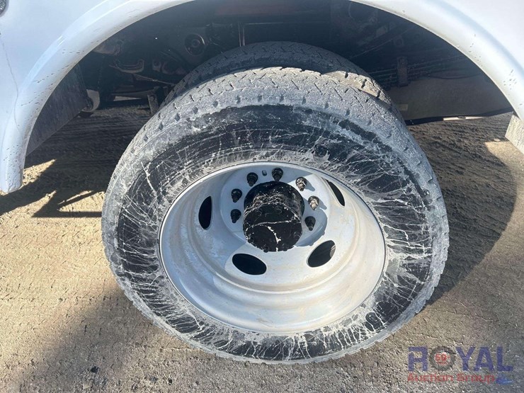 2013-ford-f550-image-26