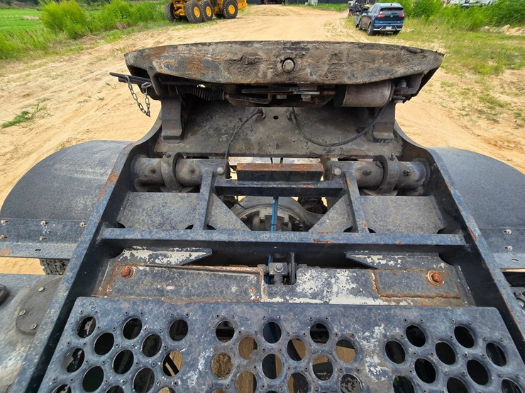 2015-ottawa-yard-spotter-truck---cummins-diesel,-allison-6-speed,-hydraulic-air-fifth-wheel-image-25