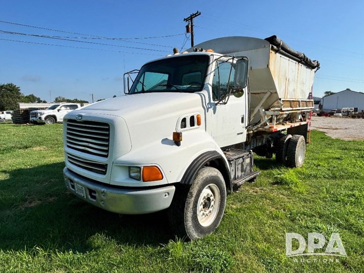 2000-sterling-dry-tender-truck-(gp11245,-unit-123831)-image-1