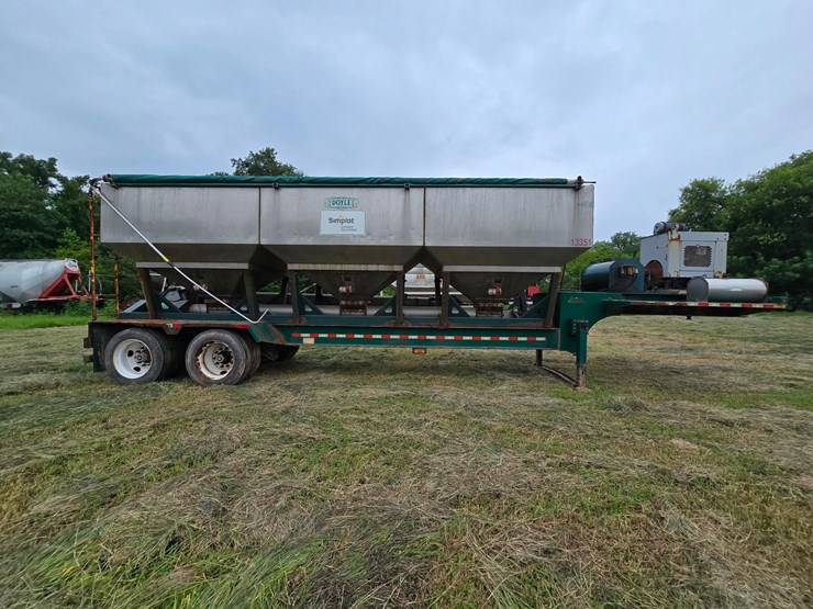 2014-doyle-dry-fertilizer-tender-trailer---kubota-diesel,-3-stainless-compartments,-side-discharge-image-24