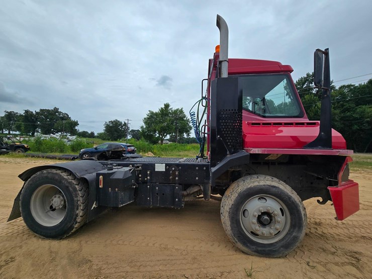 2016-ottawa-yard-spotter-truck---cummins-diesel,-allison-auto,-hydraulic-air-fifth-wheel,-33,000-...-image-4