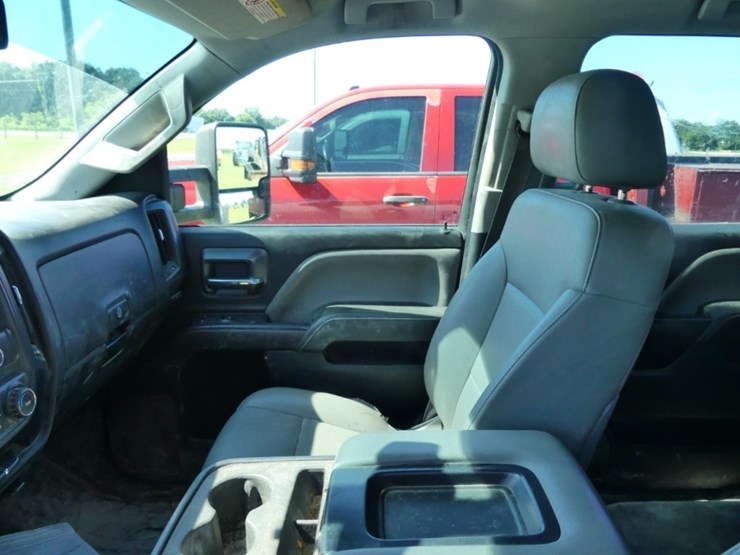 2015-chevrolet-3500-image-16