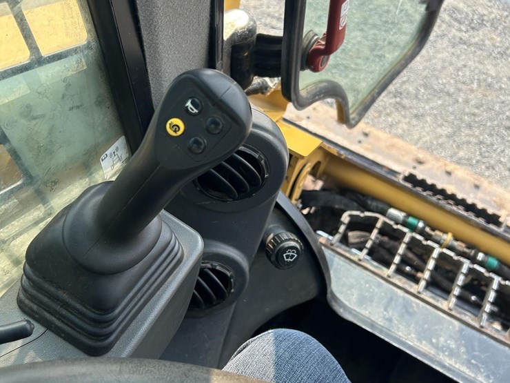 2020-caterpillar-259d3-image-7