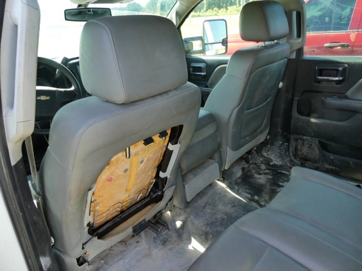2015-chevrolet-3500-image-12