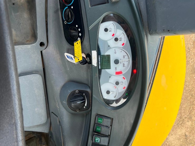 2011-new-holland-b95b-image-25