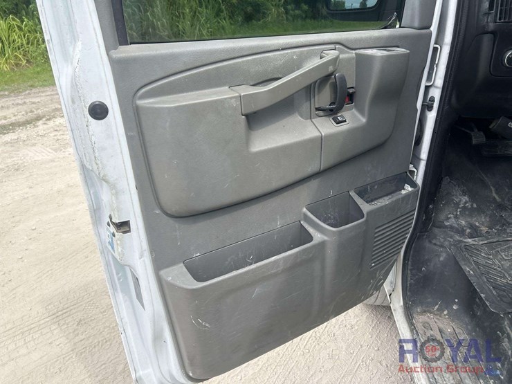 2017-chevrolet-express-2500-image-6