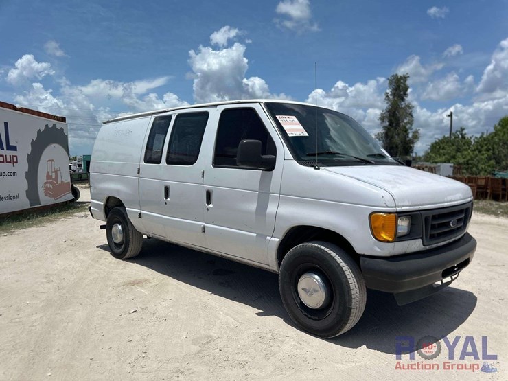 2004-ford-cargo-image-2