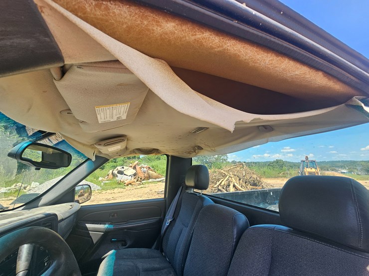 2004-chevrolet-silverado-image-32