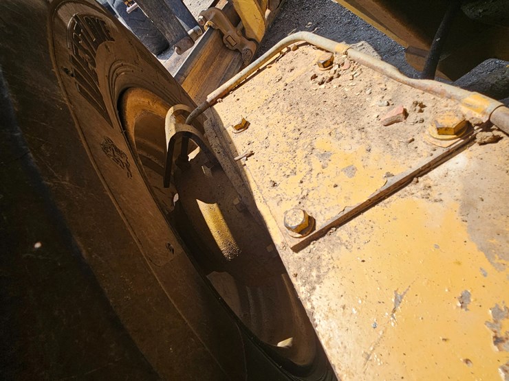 2002-caterpillar-12h-image-114