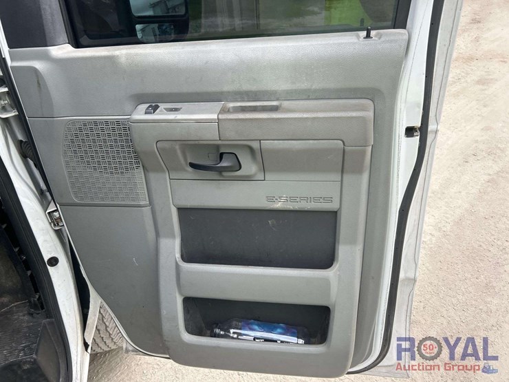 2013-ford-e350-image-24