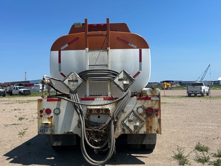2011-peterbilt-348-image-7