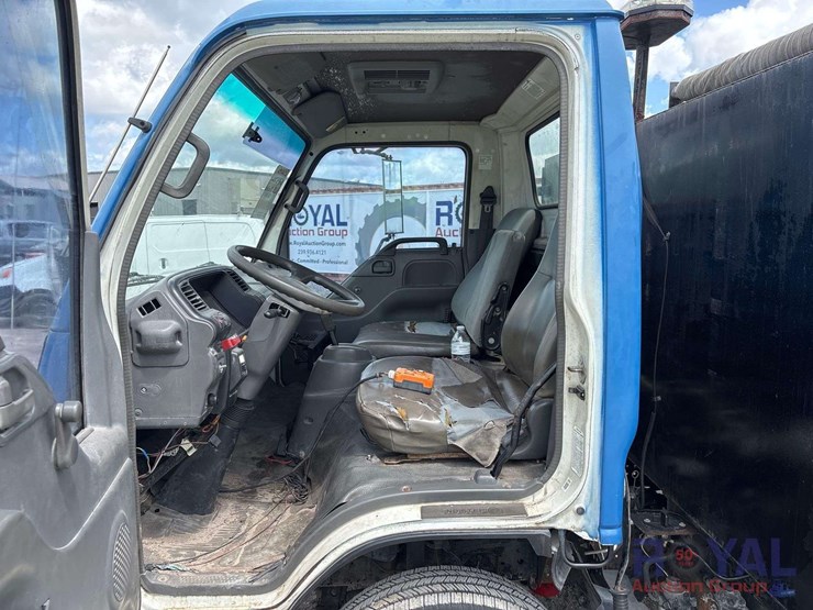 2005-isuzu-npr-image-21