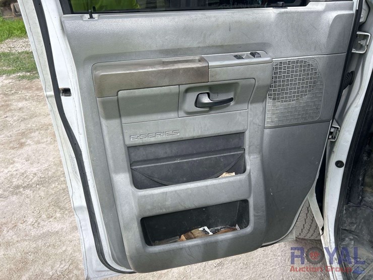 2013-ford-e350-image-12