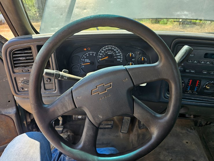 2004-chevrolet-silverado-image-38