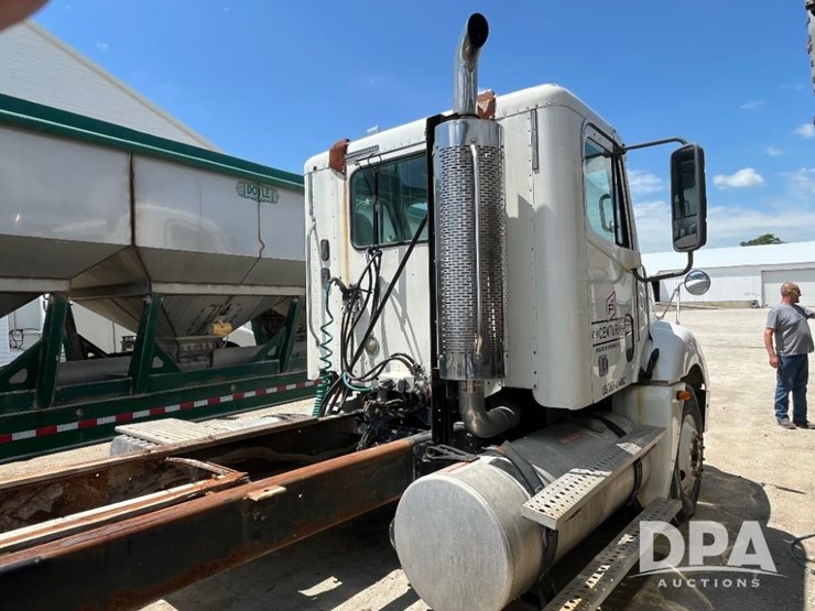 2005-freightliner-truck-(jn2399,-unit-277052)-image-6