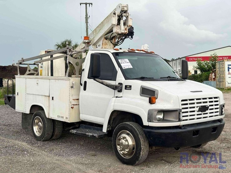 2005-chevrolet-c4500-altec-bucket-truck-image-2
