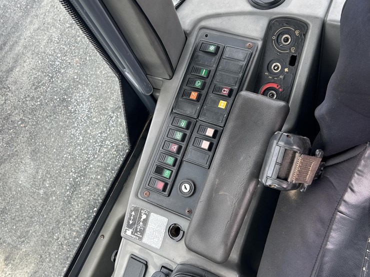 2006-deere-244j-image-13