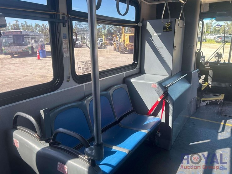 2014-gillig-low-floor-image-18