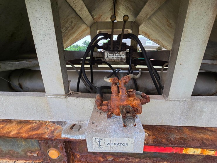 2016-kbh-fertilizer-tender-trailer---isuzu-diesel,-hydraulic-system,-rear-discharge-image-18