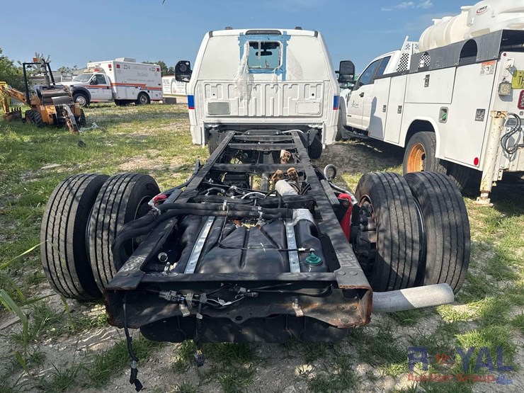2022-ford-f550-image-18