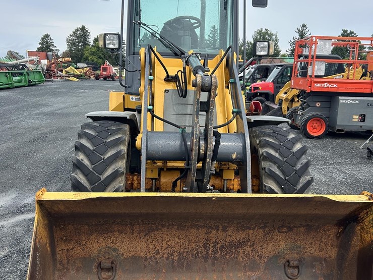 2006-deere-244j-image-3