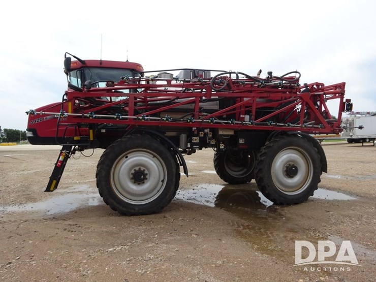 2011-case-ih-patriot-4420-image-38