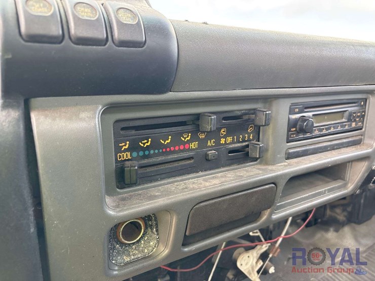 2005-isuzu-npr-image-27
