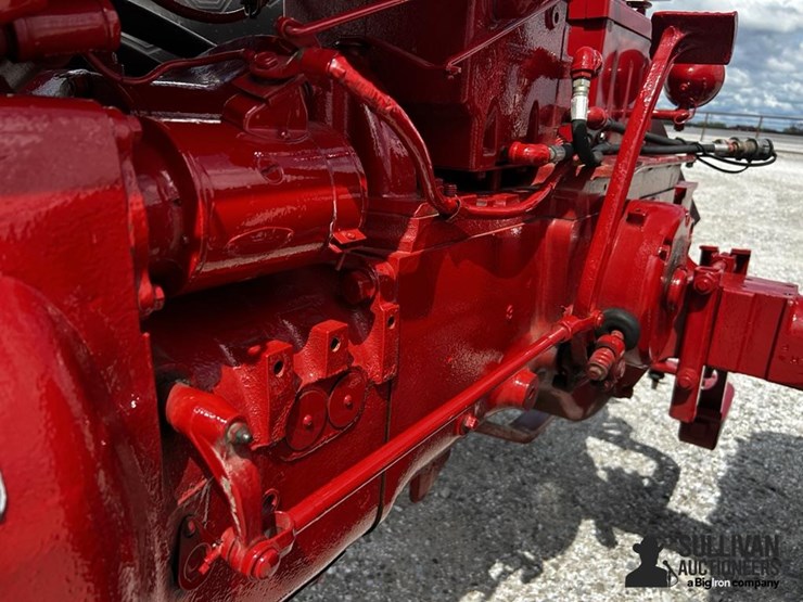 1953-farmall-super-m-2wd-tractor-image-17