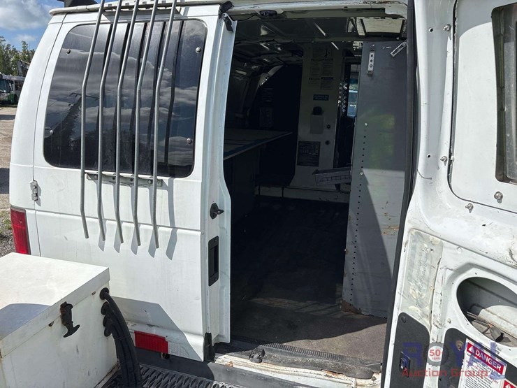 2008-ford-e-350-versalift-vantel29n-29ft-bucket-van-image-6