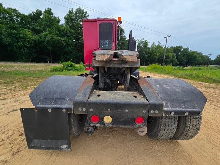 2015-ottawa-yard-spotter-truck---cummins-diesel,-allison-6-speed,-hydraulic-air-fifth-wheel-image-6