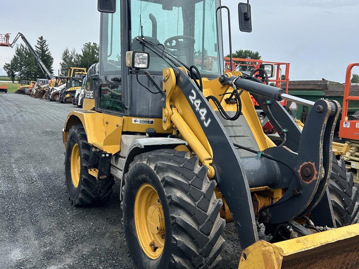 2006-deere-244j-image-1