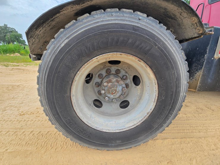 2015-ottawa-yard-spotter-truck---cummins-diesel,-allison-6-speed,-hydraulic-air-fifth-wheel-image-33