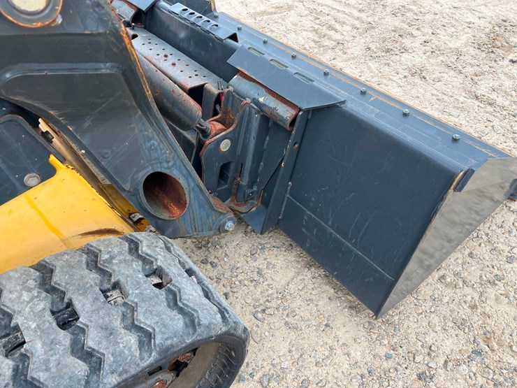 2021-new-holland-c327-image-24