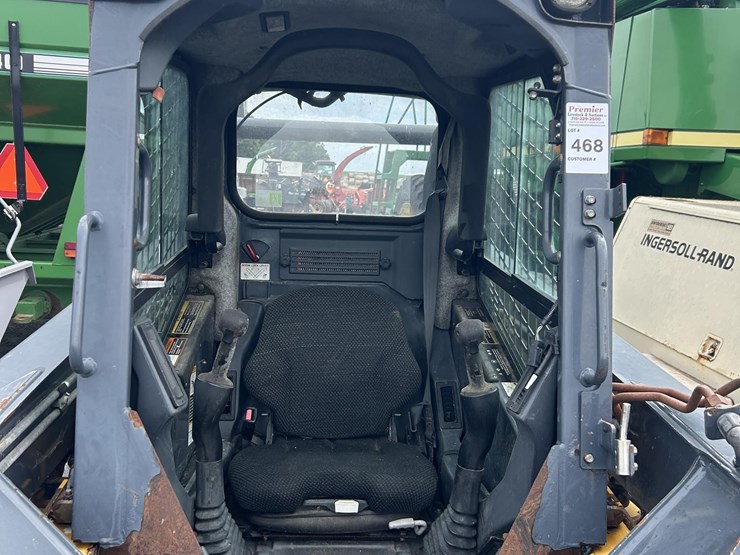 2011-deere-318d-image-2