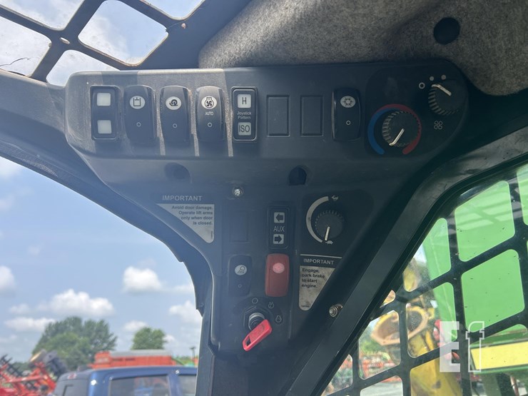 2012-deere-326d-image-11